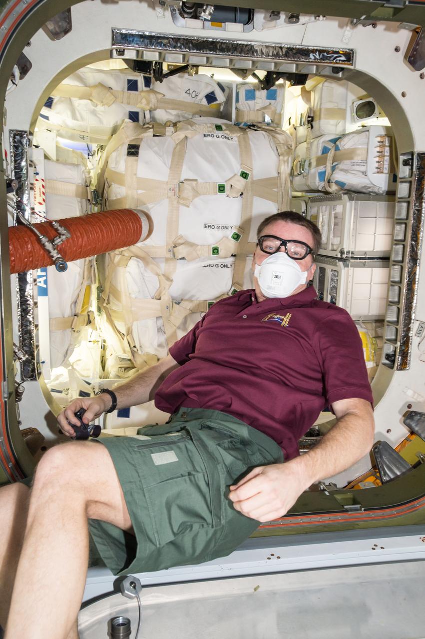 GMT013_12_50_Terry Virts_Dragon Vestibule outfitting TV_128A