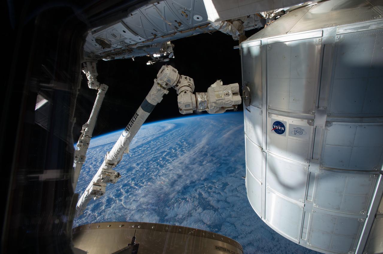 ISS043E091810 (04/07/2015) --- The International Space Stations robotic arm, Canadarm2, is poised and ready to capture SpaceX’s Dragon spacecraft following a training session on Apr. 7, 2015. Dragon’s upcoming flight will be SpaceX’s sixth resupply flight to the station and will carry more than two tons of supplies and equipment for the Expedition 43 crew.