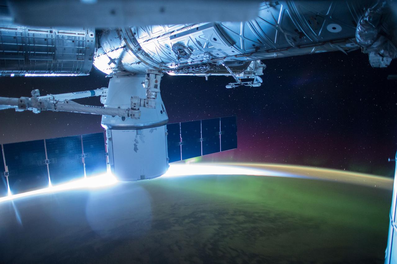 ISS043E125563 (04/18/2015) ---