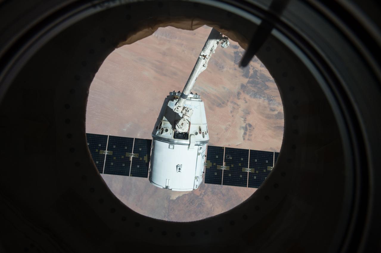 ISS043E228727 (05/21/2015) --- The SpaceX Dragon craft is poised and ready to be released from the International Space Station on May 21, 2015. This was SpaceX’s sixth resupply mission to the space station and returned about 3,100 pounds of experiment samples and equipment back down to Earth.