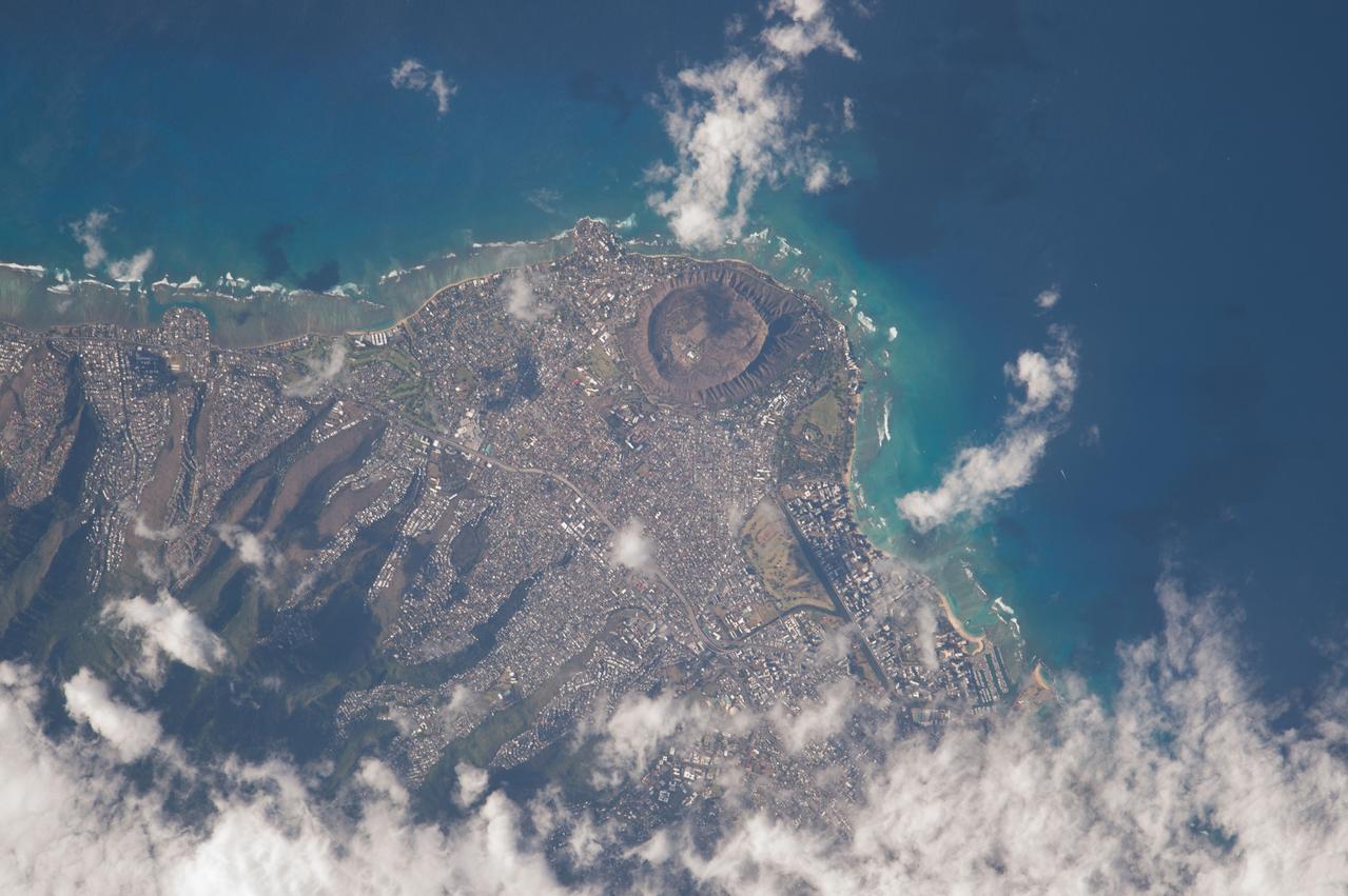 ISS043E249688 (04/24/2015) --- This picture of Hawaii was tweeted out by NASA astronaut Scott Kelly on the International Space Station with this comment: "Just flew over you #Honolulu #Hawaii. Happy #MemorialDay! #YearInSpace ".