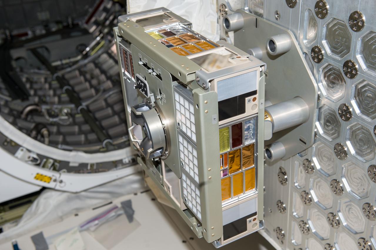 iss045e084246 (10/30/2015) --- Documentation of the Handhold Experiment Platform (HXP) following installation of samples for ExHAM-MDM2 experiment operations.