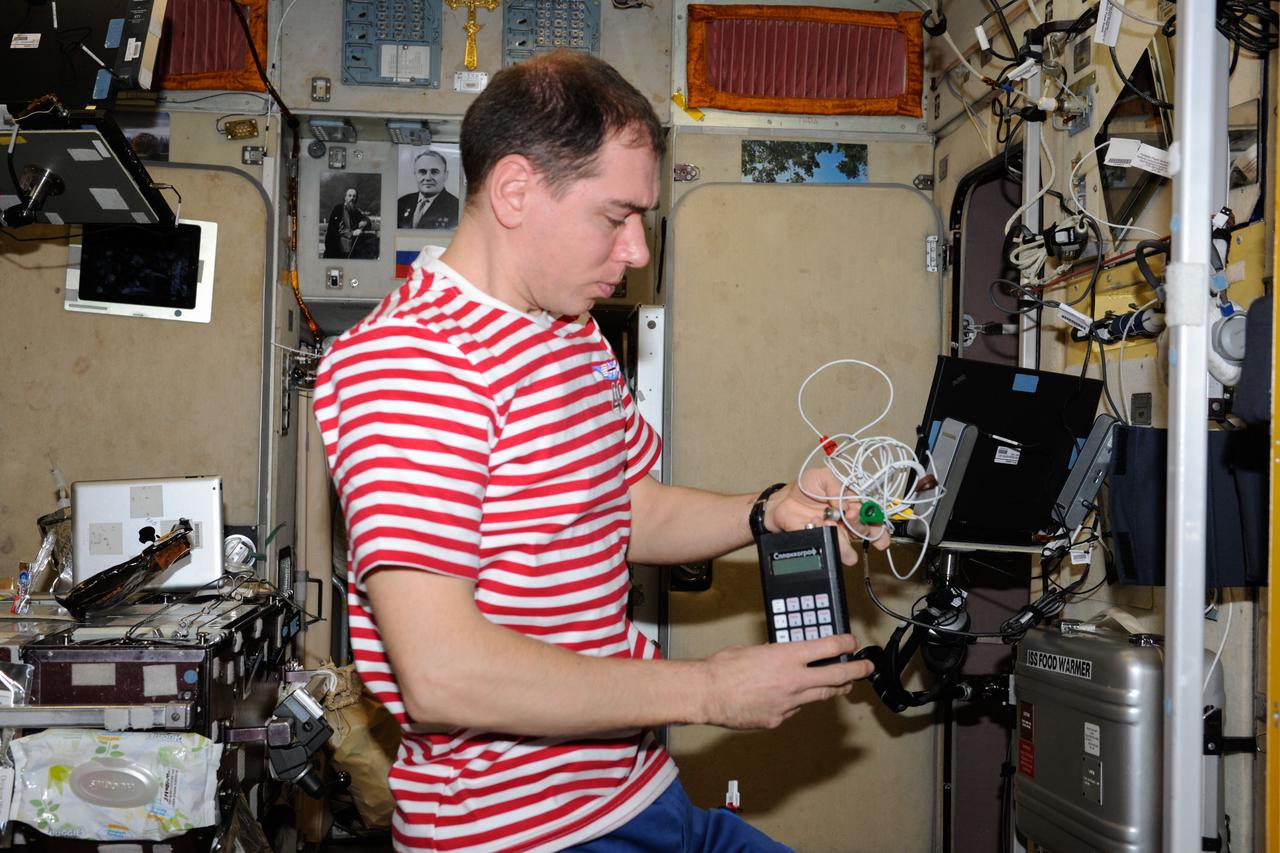 iss046e000891 (12/14/2015) --- Cosmonaut Sergey Volkov is photographed working with Splankh experiment hardware in the Service Module (SM) aboard the International Space Station (ISS).