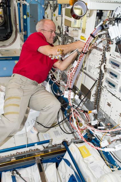 NASA image: Williams installs CBEF Cell Mechanosensing Humidifier
