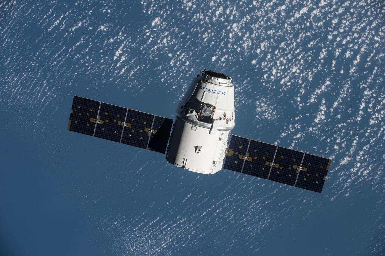 ISS048e042023 (07/20/2016) --- The SpaceX Dragon spacecraft arrives at the International Space Station with nearly 5,000 pounds of cargo. Instruments to perform the first-ever DNA sequencing in space, and the first international docking adapter for commercial crew spacecraft, are among the cargo of the SpaceX Commercial Resupply Services-9 (CRS-9) mission.