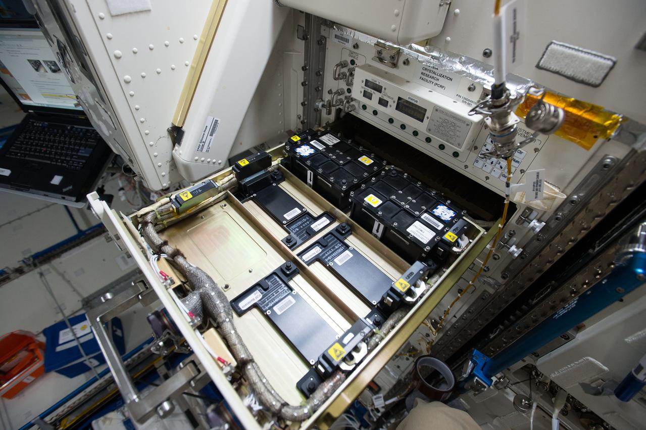 iss049e045287 (10/21/2016) --- Photographic documentation taken during JAXA Protein Crystal Growth (PCG) Installation into the Protein Crystallization Research Facility (PCRF) of the Ryutai Rack.