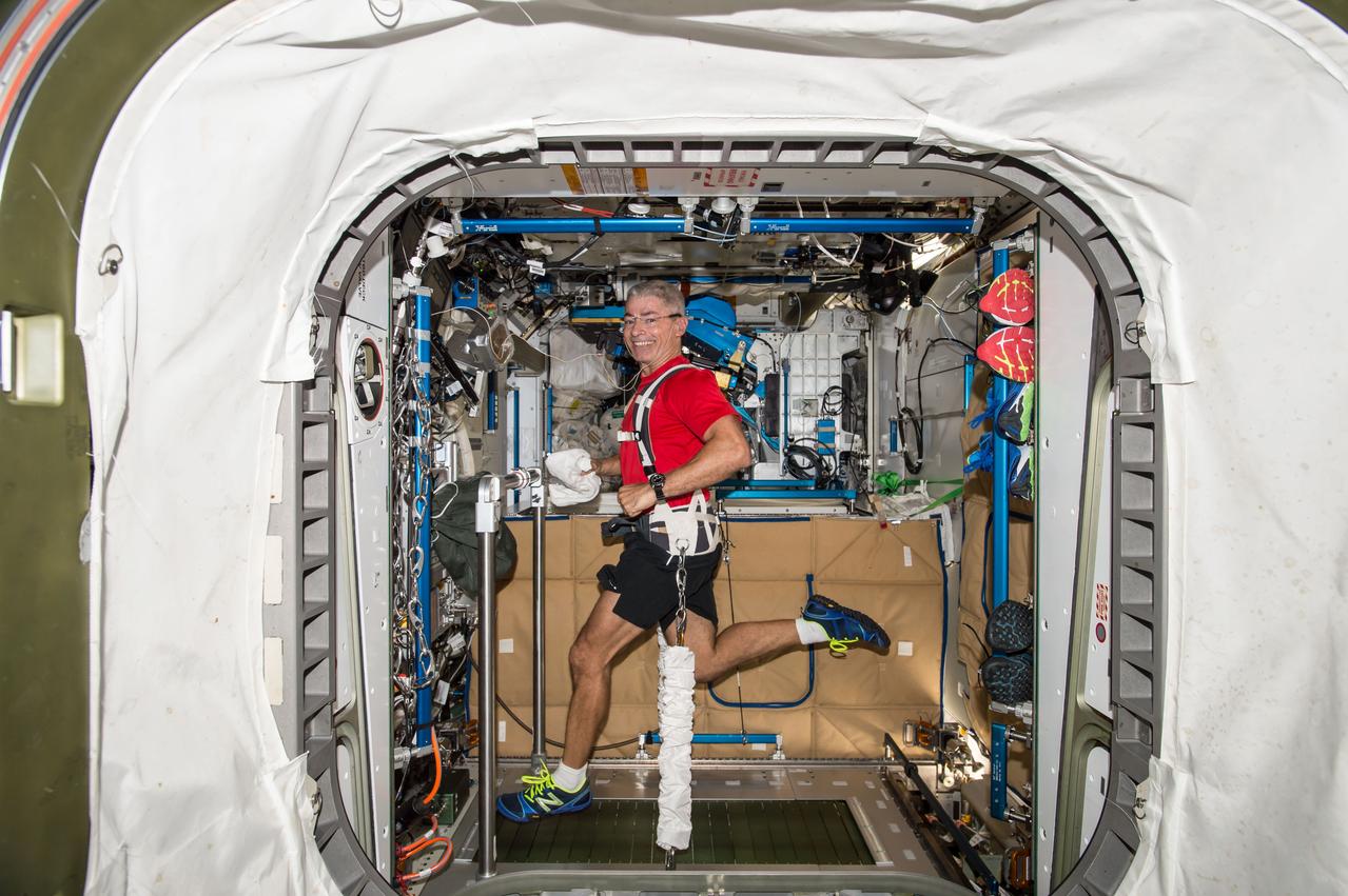 iss053e040103 (ept. 23, 2017) --- Astronaut Mark Vande Hei, Expedition 53 Flight Engineer, exercises on the COLBERT (Combined Operational Load Bearing External Resistance Treadmill) in the Tranquility module.