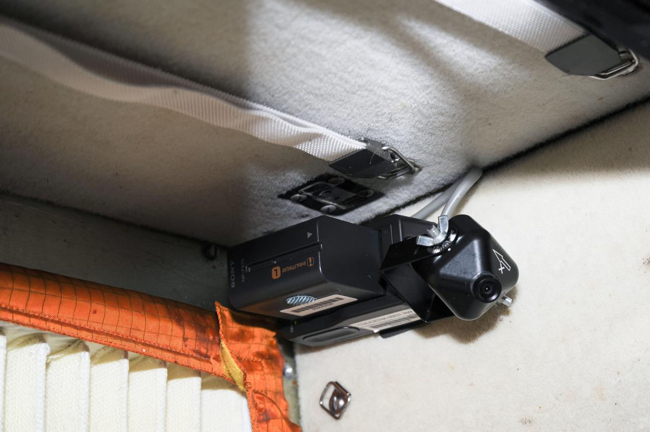 iss053e137952 (10/30/2017) --- Photo documentation of VIZIR experiment set up and start using СКПИ payload. The Experimental Testing of a System of Photo Imagery Coordinate Referencing Using Ultrasound Sensors (Vizir) tests the technology of automated coordinate referencing of images of the Earth’s surface, and space, taken by crewmembers using “free-floating” photography equipment in weightlessness.