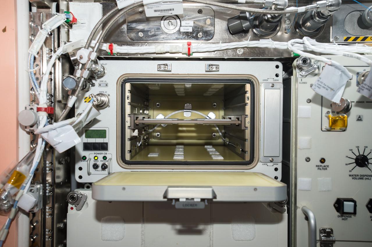 iss053e199089 (Nov. 15, 2017) --- Microgravity Experiment Research Locker/Incubator (MERLIN) in its open position. MERLIN provides a thermally controlled environment for scientific experiments and is capable of providing temperatures between -20oC (-4oF) and +48.5oC (+119oF)