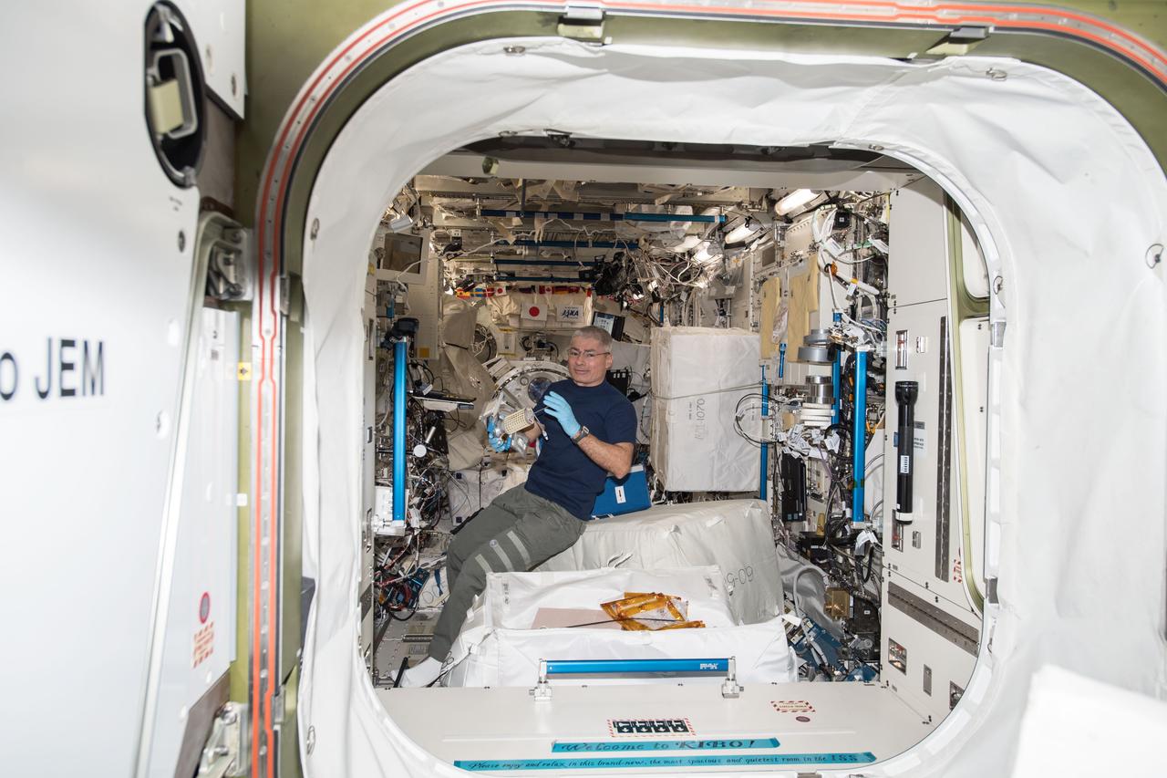 iss054e001244 (Dec. 18, 2017) --- NASA astronaut Mark Vande Hei installs a sample for the Zebrafish Muscle 2 experiment in the Kibo Japanese Experiment Pressurized Module (JPM) to study the effects of muscle atrophy in space.