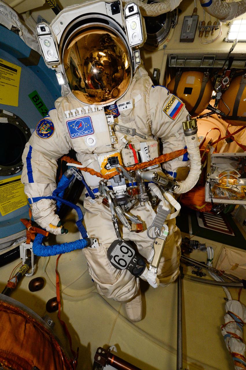 iss054e024588 (Jan. 30, 2018) --- An empty Russian Orlan spacesuit is pictured inside the airlock of the Pirs docking compartment. The suit will be worn during a Feb. 2 spacewalk with cosmonauts Alexander Misurkin and Anton Shkaplerov.