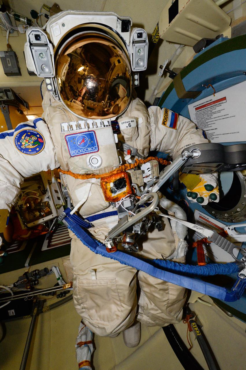 iss054e024591 (Jan. 30, 2018) --- An empty Russian Orlan spacesuit is pictured inside the airlock of the Pirs docking compartment. The suit will be worn during a Feb. 2 spacewalk with cosmonauts Alexander Misurkin and Anton Shkaplerov.