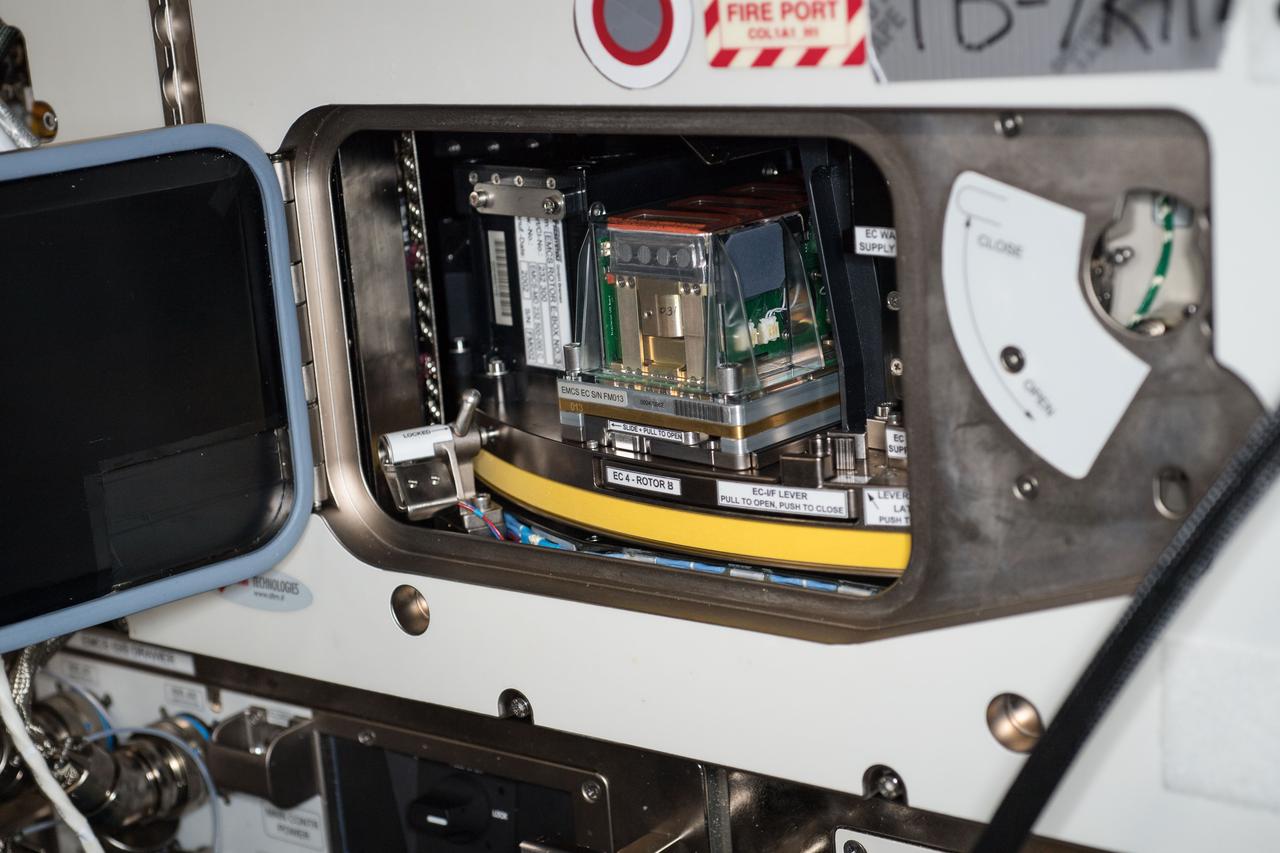 iss054e026863 (Feb. 2, 2018) --- The Plant Gravity Perception experiment in a centrifuge before its second run on the European Modular Cultivation System (EMCS) Experiment Container (EC) to test the gravity-sensing ability of plants in microgravity.