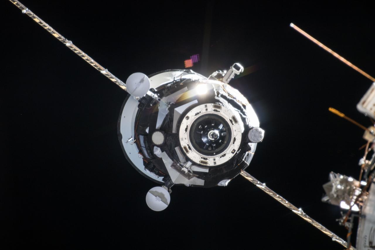 iss054e047994 (Feb.  15, 2018) --- The Russian Progress 69 (69P) resupply ship approaches the aft end of the Zvezda service module where it docked Feb. 15, 2018, delivering over three tons of food, fuel and supplies for the Expedition 54 crew. The 69P stayed at the International Space Station for six months before undocking from Zvezda Aug. 22 loaded with trash and discarded gear for a fiery, but safe disposal over the Pacific Ocean on Aug. 29.