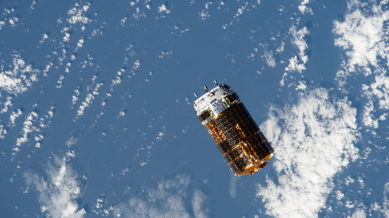 iss056e195853 (Sept. 27, 2018) --- The H-II Transfer Vehicle-7 (HTV-7) from JAXA (Japan Aerospace Exploration Agency) is pictured approaching the International Space Station as both spacecraft were orbiting over the Indian Ocean. Expedition 56 Commander Drew Feustel was waiting to capture the HTV-7 resupply ship with the Canadarm2 as Flight Engineer Serena Auñón-Chancellor backed him up inside the cupola. The HTV-7 took a four and a half day trip to the space station after launching Sept. 22, 2018, from the Tanegashima Space Center in Japan.