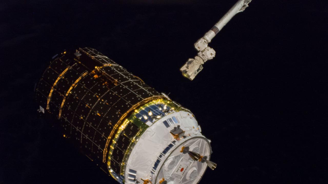 iss056e195835 (Sept. 27, 2018) --- The H-II Transfer Vehicle-7 (HTV-7) from JAXA (Japan Aerospace Exploration Agency) is pictured as the Canadarm2 robotic arm moves in to capture the resupply ship. The Canadarm2 was operated by Expedition 56 Commander Drew Feustel as Flight Engineer Serena Auñón-Chancellor backed him up inside the cupola. The HTV-7 took a four and a half day trip to the space station after launching Sept. 22, 2018, from the Tanegashima Space Center in Japan.