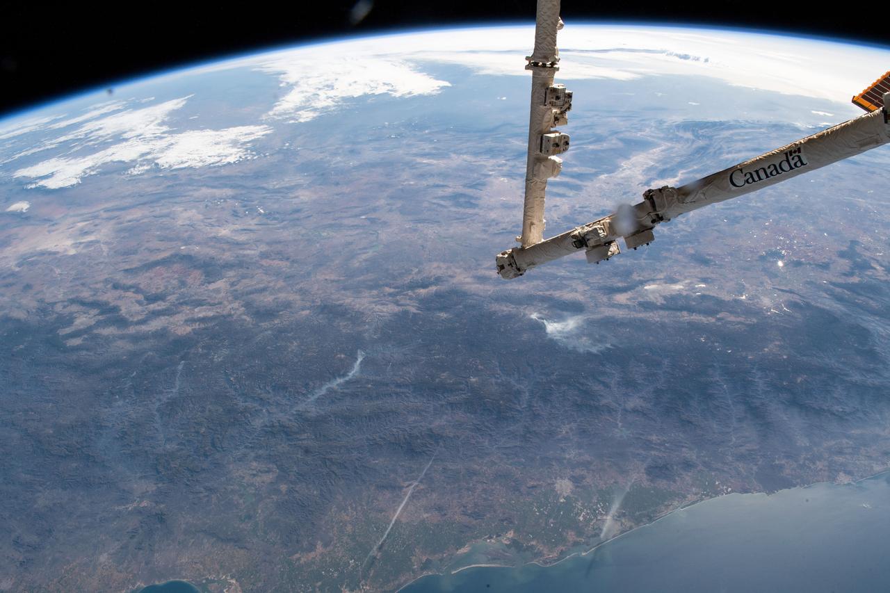 iss059e025434 (April 18, 2019) --- The Mexican state of Sinaloa and its central coast on the Gulf of California are pictured as the International Space Station orbited 255 miles above the Pacific Ocean. The station's Canadarm2 robotic arm is extended in the foreground the day before it would capture and install Northrop Grumman's Cygnus resupply ship to the Unity module.