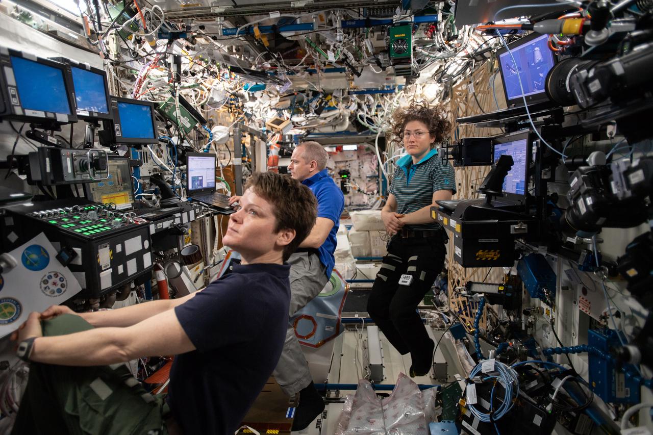 iss059e036125 (April 29, 2019) --- Expedition 59 Flight Engineers (from left) Anne McClain, David Saint-Jacques and Christina Koch are gathered inside the U.S. Destiny laboratory.