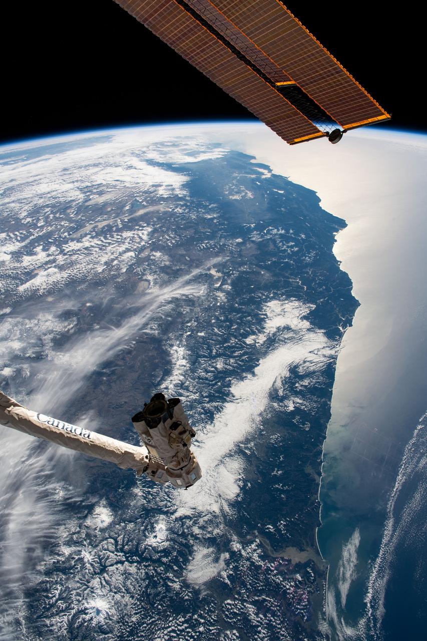 iss062e004863 (Feb. 9, 2020) --- The International Space Station was orbiting 266 miles above the Pacific Ocean when this picture was taken just off the western coast of North America. At top near the Earth's limb is California's San Francisco Bay. Washington state's Columbia River appears at the bottom of the frame.