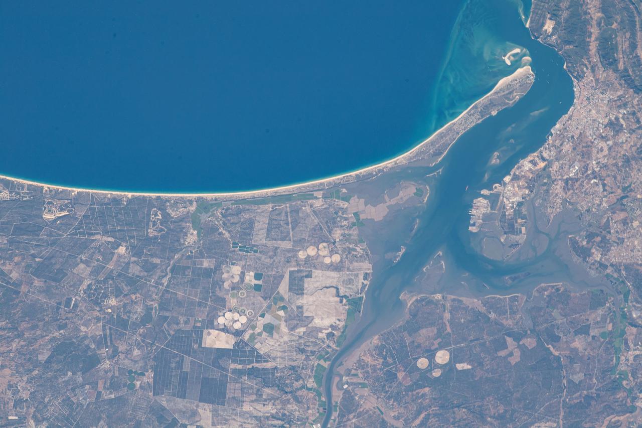 iss063e074053 (Aufg. 13, 2020) --- The Portuguese village of Comporta (lower center), pictured from the International Space Station, is on the other side of the Península de Troia from the Sado Estuary Natural Reserve.