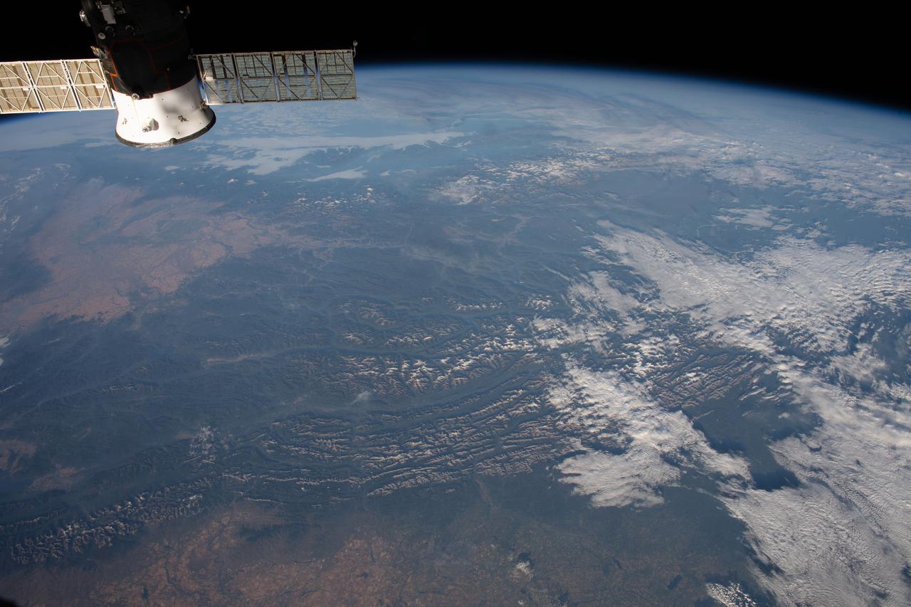 iss063e080437 (Aug. 26, 2020) --- The International Space Station was orbiting above North America when an Expedition 63 crew member, looking from northeast to southwest, photographed the Rocky Mountains running from Canada and into the United States.