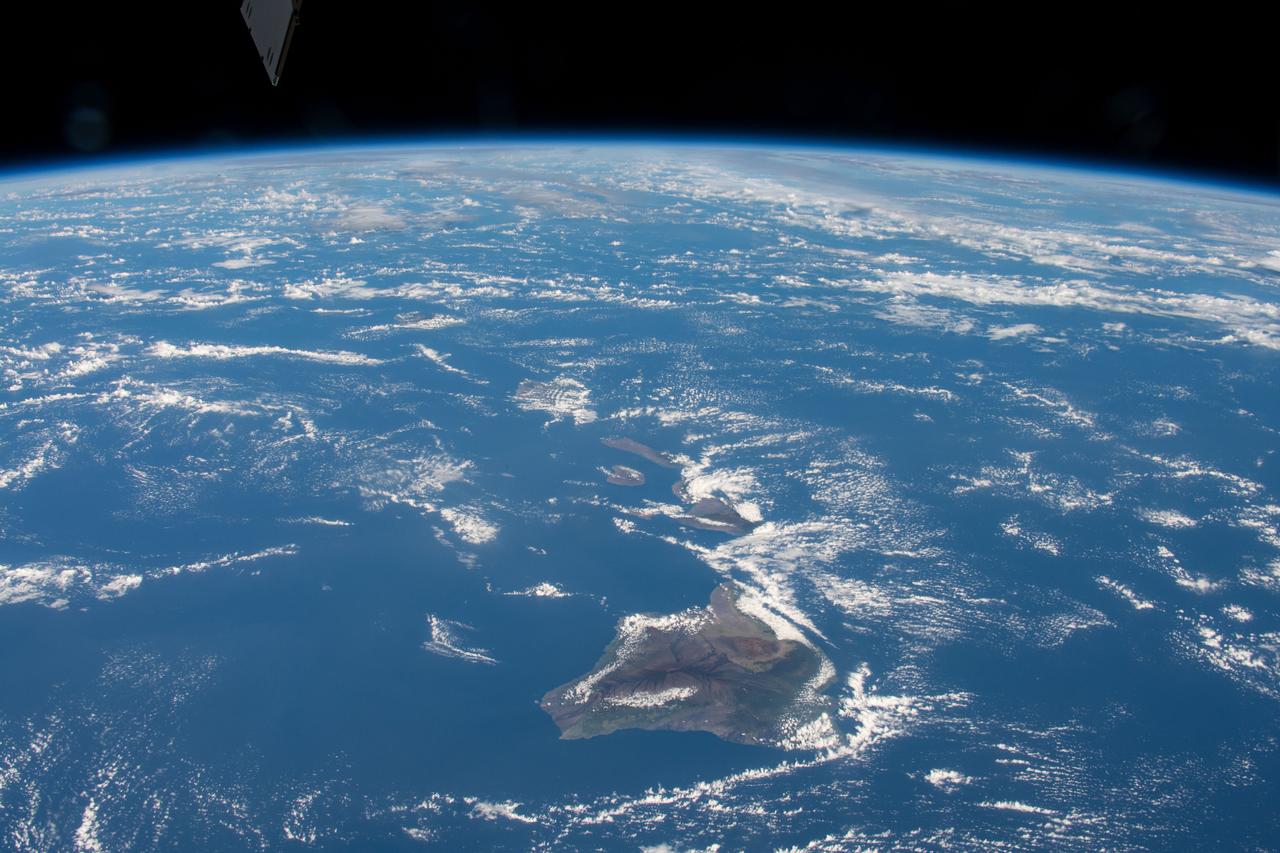 iss063e105773 (Oct. 8, 2020) --- The Hawaiian island chain was pictured as the International Space Station orbited above the Pacific Ocean.