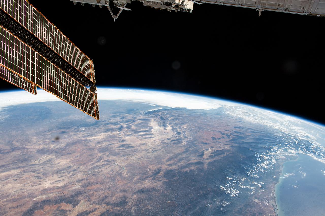 iss064e002057 (Oct. 28, 2020) --- The Earth's limb, or horizon, with the Sonoran Desert below, is pictured as the International Space Station orbited above the Baja California coast of central Mexico.
