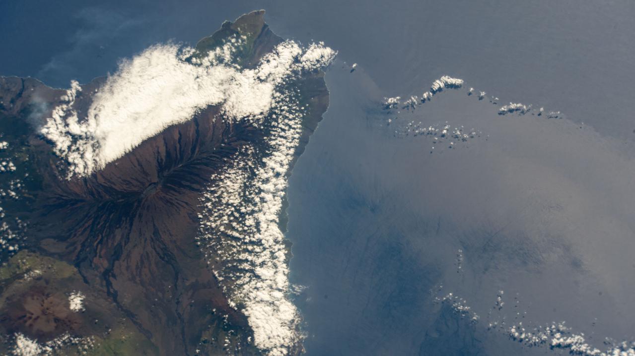 iss064e016369 (Dec. 25, 2020) --- Mauna Loa, the world's largest active volcano, on the island of Hawaii is pictured from the International Space Station as it orbited 260 miles above the Pacific Ocean