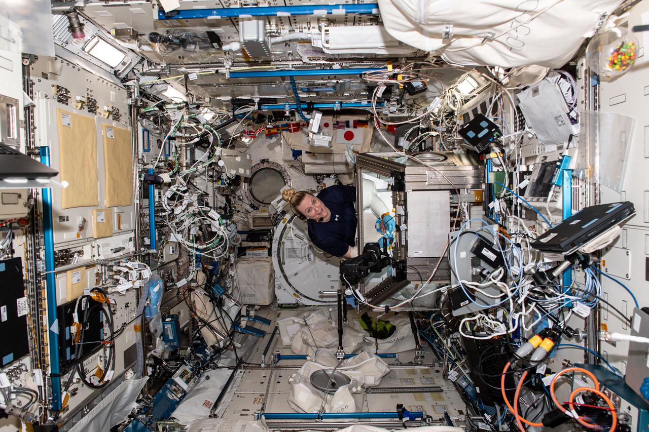 iss064e020031 (Jan. 5, 2021) --- NASA astronaut and Expedition 64 Flight Engineer Kate Rubins works inside the JAXA (Japan Aerospace Exploration Agency) Kibo laboratory module conducting research operations in the Life Sciences Glovebox.