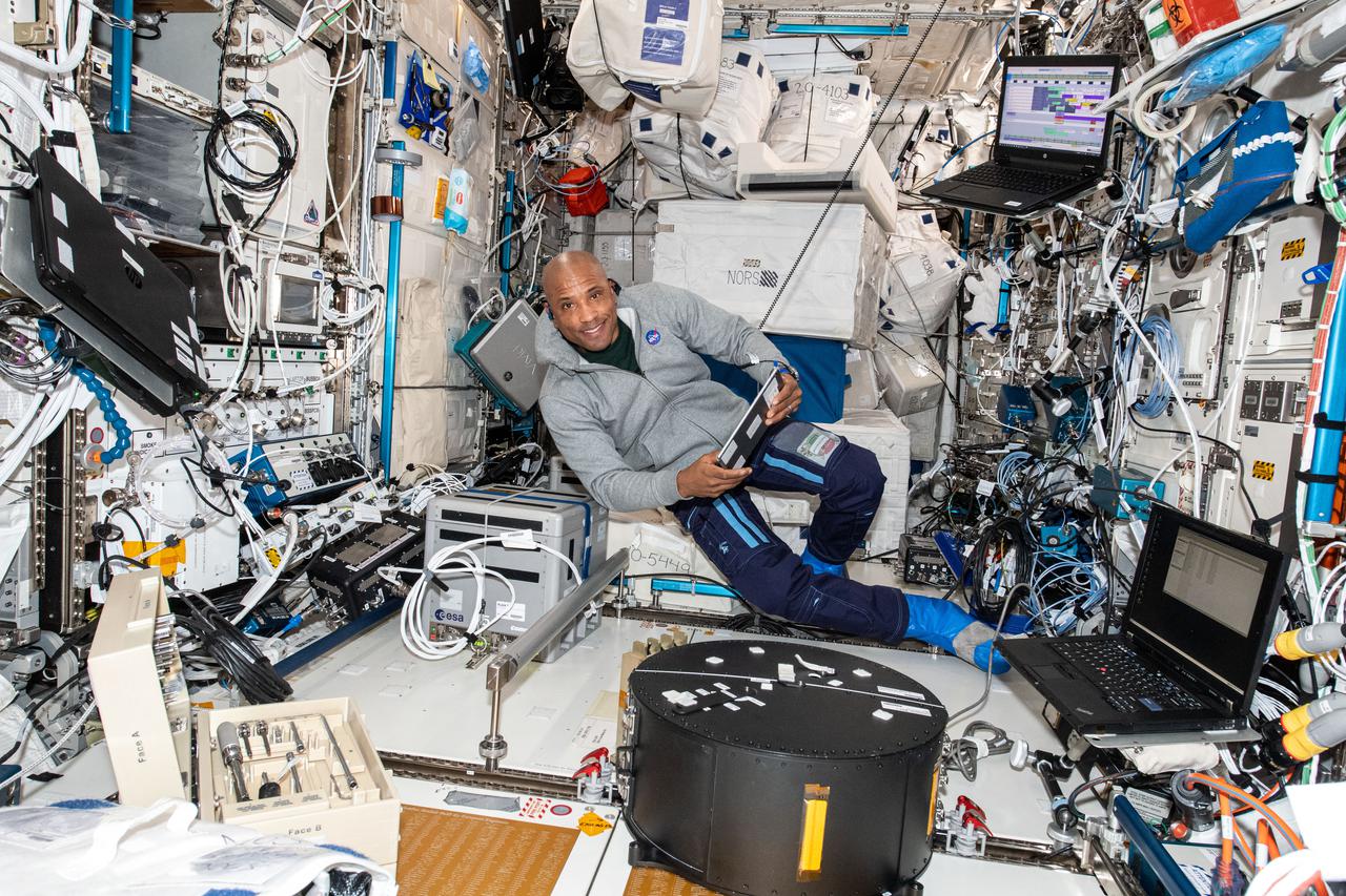 NASA astronaut and Expedition 64 Flight Engineer Victor Glover works with the FLUIDICS experiment, which observes how liquids move in microgravity. Understanding the underlying physics of how liquids move in space could improve spacecraft fuel economy and our knowledge of Earth’s ocean currents.