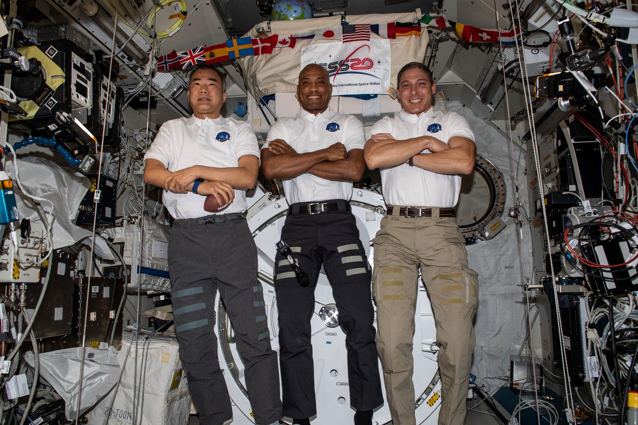 iss064e023248 (Jan. 15, 2021) --- Expedition 64 Flight Engineers (from left) Soichi Noguchi of JAXA (Japan Aerospace Exploration Agency) and Victor Glover and Michael Hopkins, both from NASA, pose for a portrait inside the Japanese Kibo laboratory module.