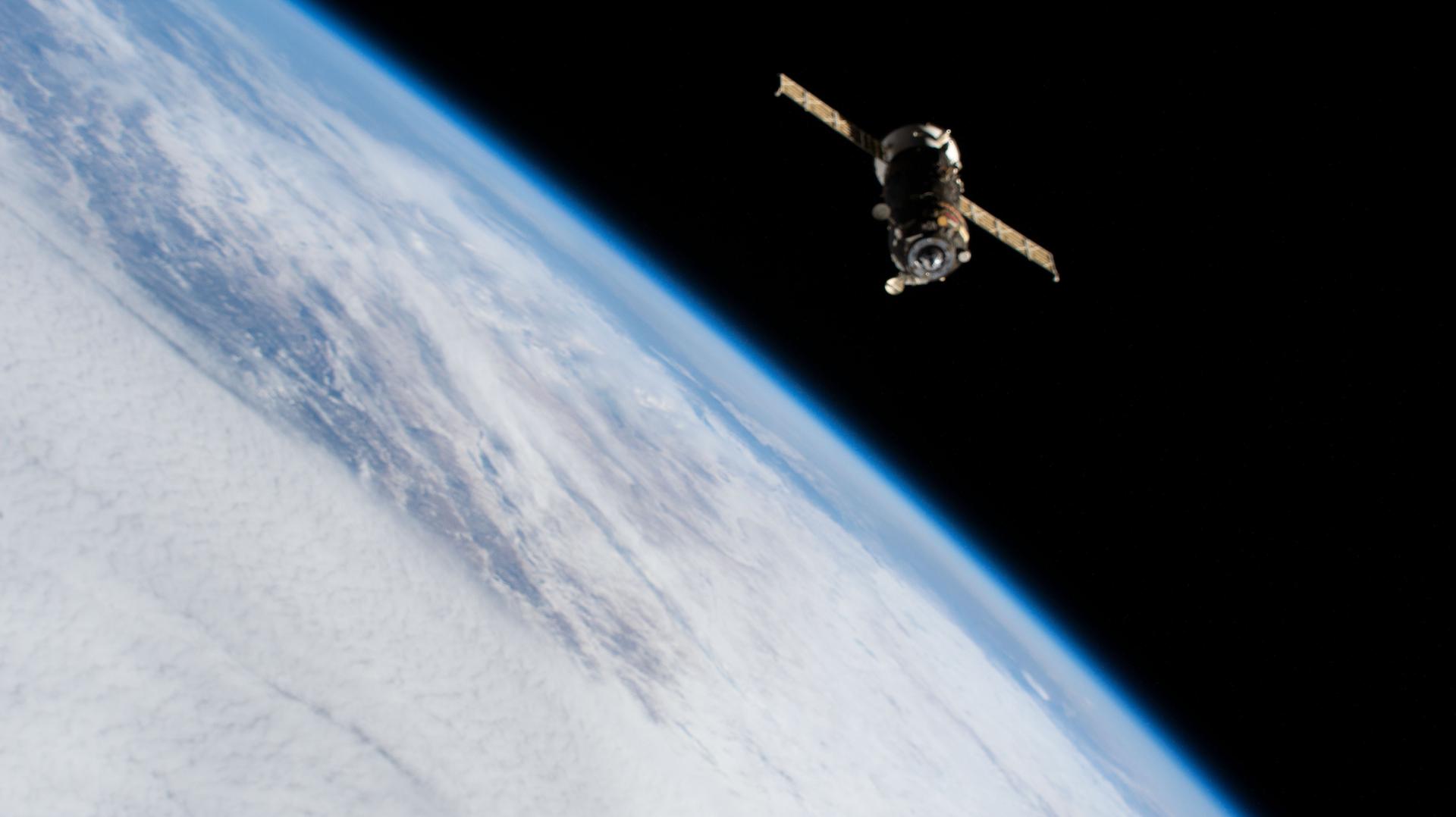 Da ISS Progress 76 resupply shizzle departs tha Internationistic Space Station