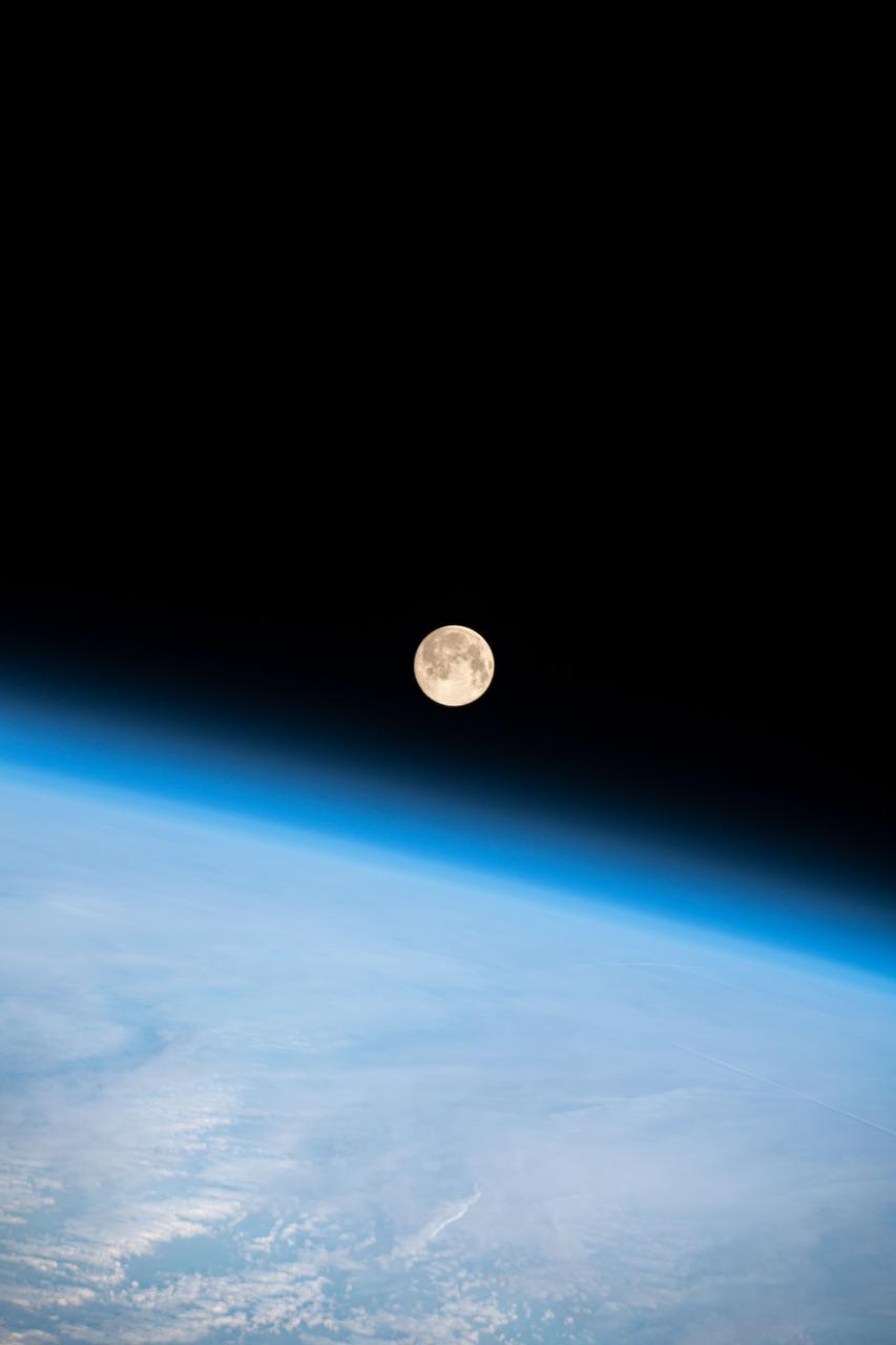 iss064e038372 (Feb. 26, 2021) --- A full Moon is pictured above the Earth's horizon as the International Space Station orbited 263 miles above the Washington-Oregon border in northwestern United States.