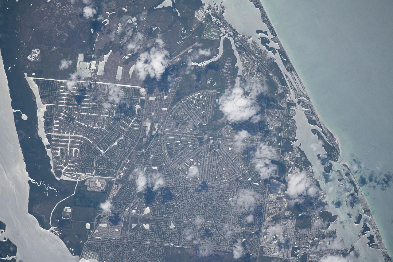 iss065e007903 (April 28, 2021) --- This portion of Englewood County, Florida, is on the Sunshine State's southern coast on the Gulf of Mexico. The International Space Station was orbiting 262 miles above on a southeastern trek at the time this photograph was taken.