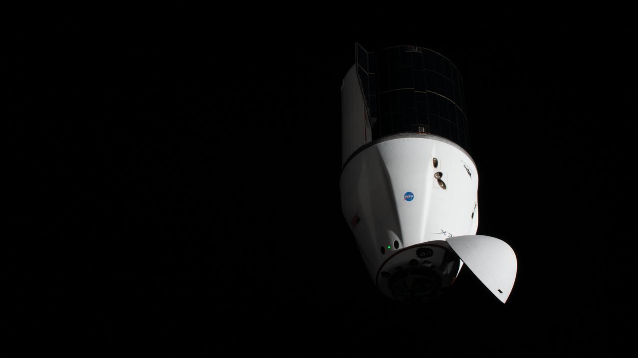 iss065e086706 (June 5, 2021) --- The SpaceX Cargo Dragon resupply ship approaches the International Space Station carrying over 7,300 pounds of new science, supplies and solar arrays to replenish the Expedition 65 crew.