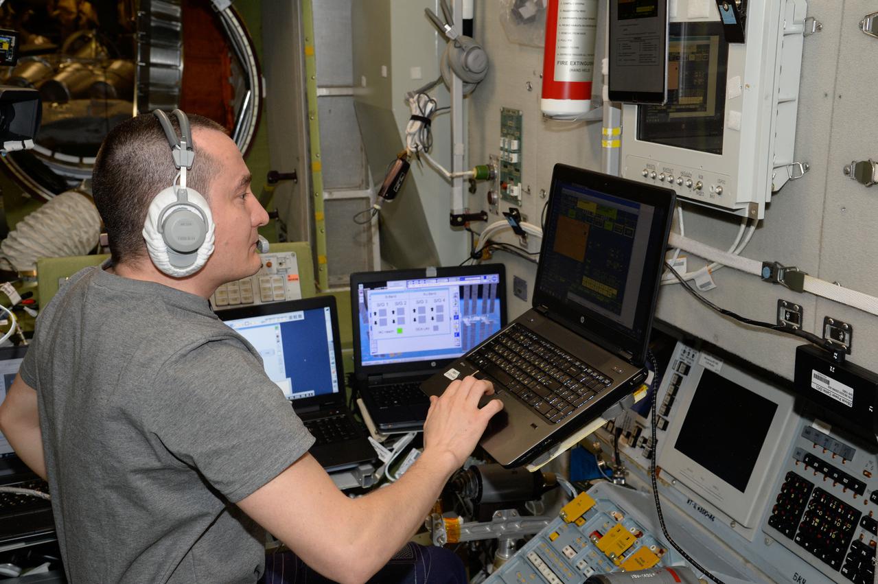iss065e158154 (July 7, 2021) --- Roscosmos cosmonaut and Expedition 65 Flight Engineer Pyotr Dubrov practices an emergency Soyuz crew ship evacuation drill on a computer during inside the International Space Station's Zvezda service module.