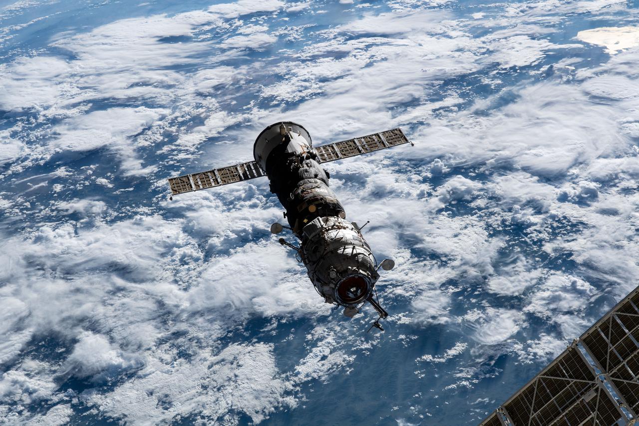 iss065e206650