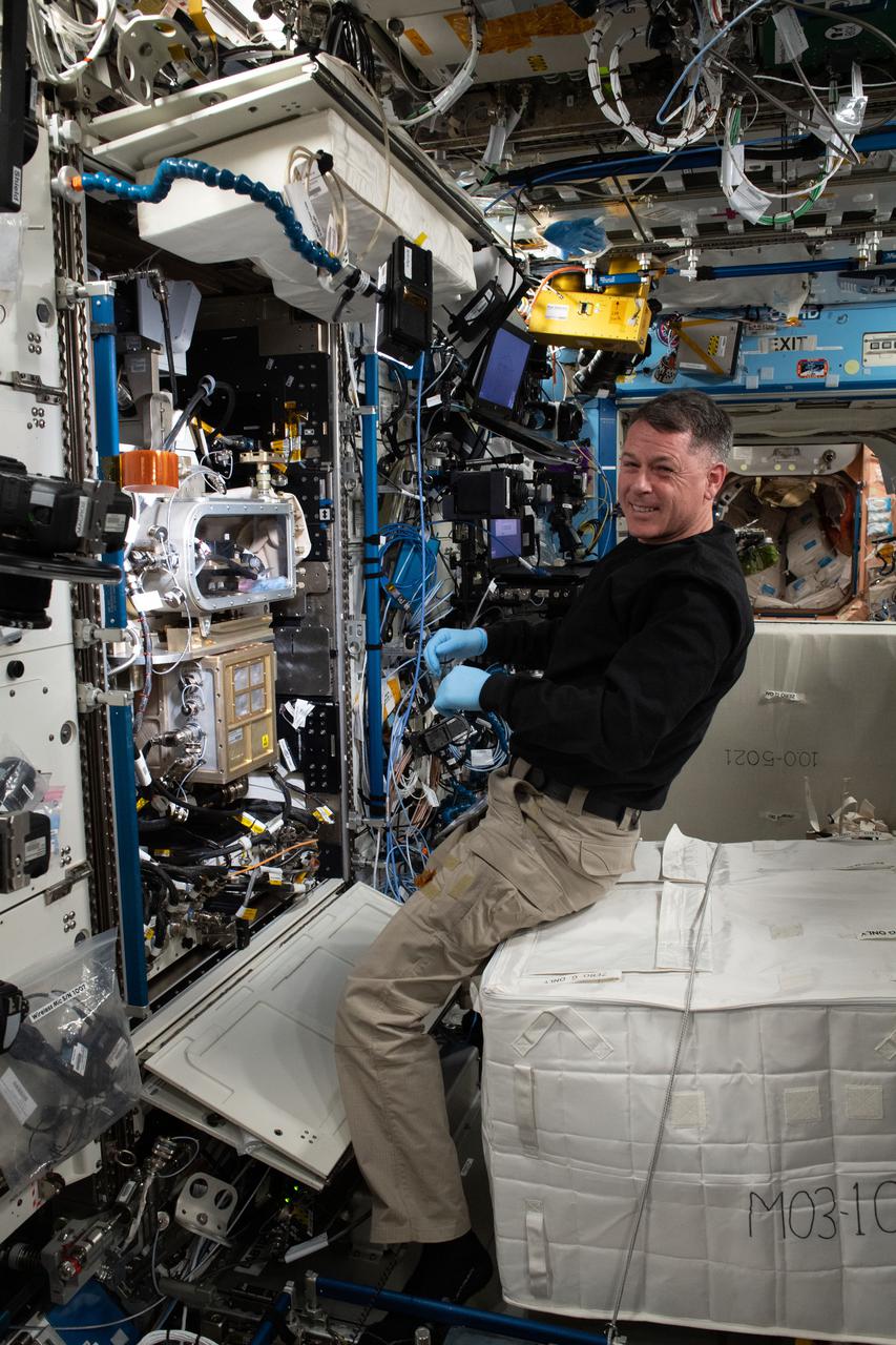 iss065e257487 (Aug. 17, 2021) --- NASA astronaut and Expedition 65 Flight Engineer Shane Kimbrough changes out the ACE (Advanced Colloid Experiment) Module inside the LMM (Light Microscopy Module).