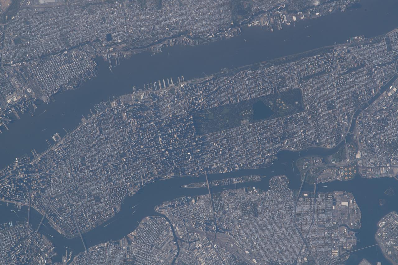 iss065e484582 (Oct. 15. 2021) --- Central Park figures prominently in this photograph of Manhattan Island in New York City as the International Space Station orbited 262 miles above the northeastern United States.
