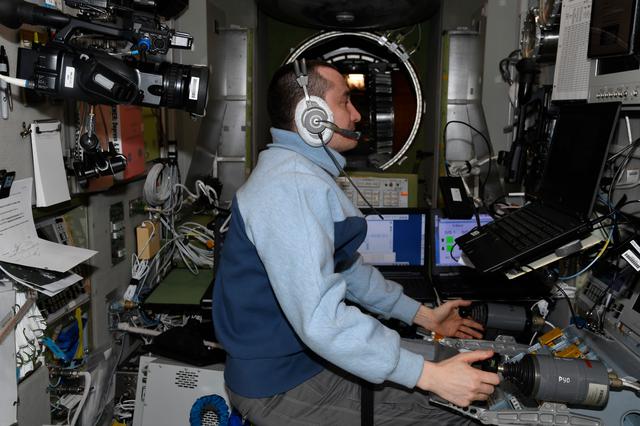 NASA image: Shkaplerov trains on computer in the SM