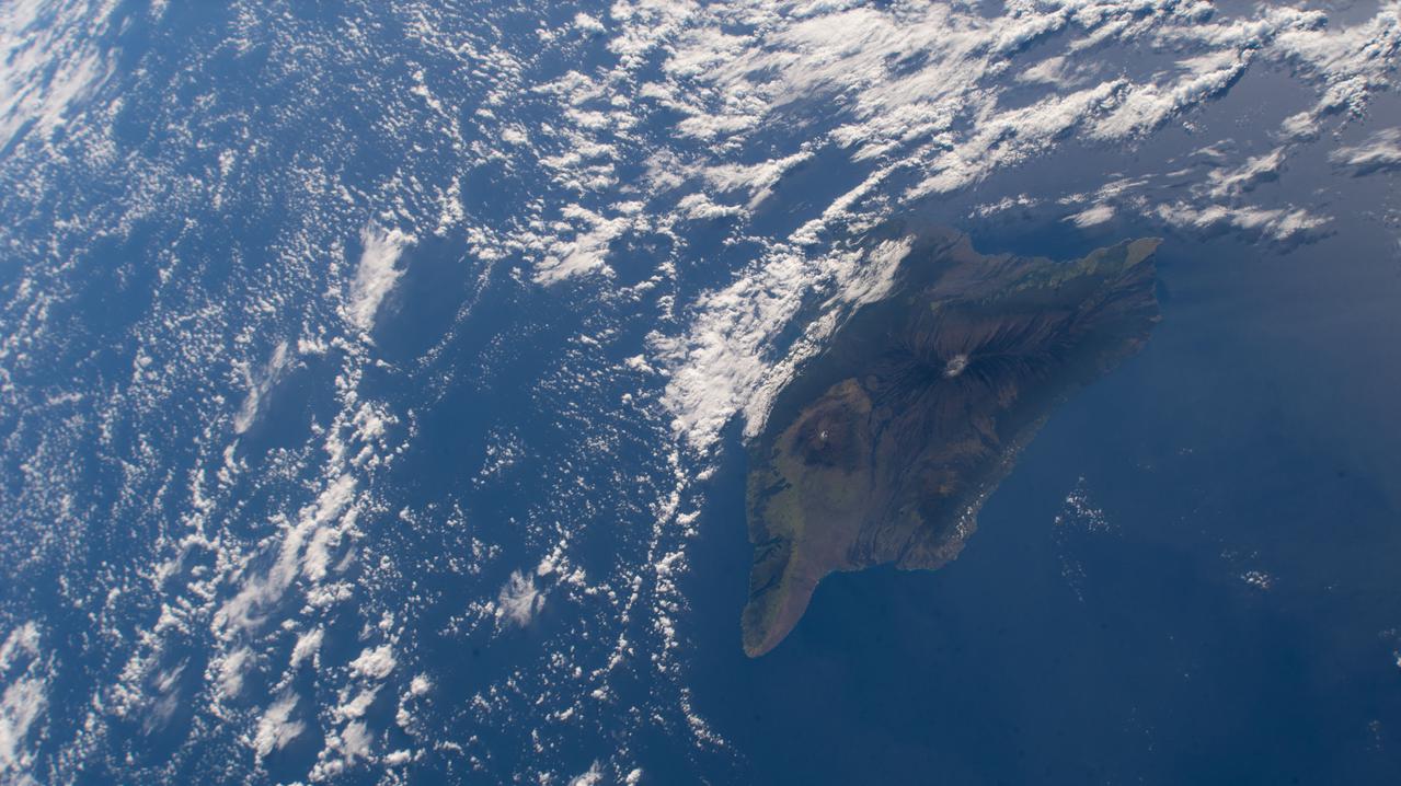 iss066e137869 (Feb. 8, 2022) --- Hawaii's big island and its two major volcanoes Mauna Kea and Mauna Loa are pictured from the International Space Station as it orbited 258 miles above the Pacific Ocean south of the Hawaiian island chain