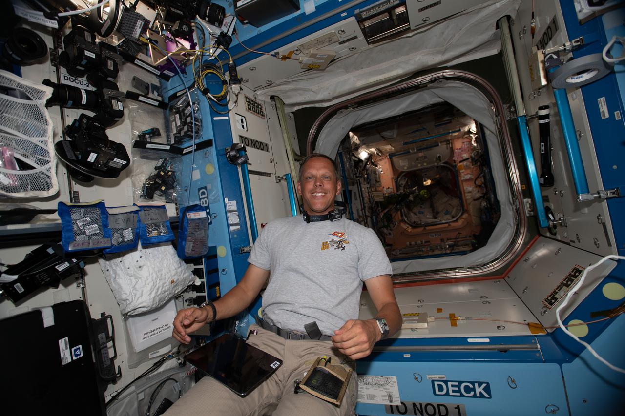 iss067e033349 (May 1, 2022) --- NASA astronaut and Expedition 67 Flight Engineer Robert Hines familiarizes himself with systems and procedures aboard the International Space Station having been aboard the orbiting lab for just a few days.
