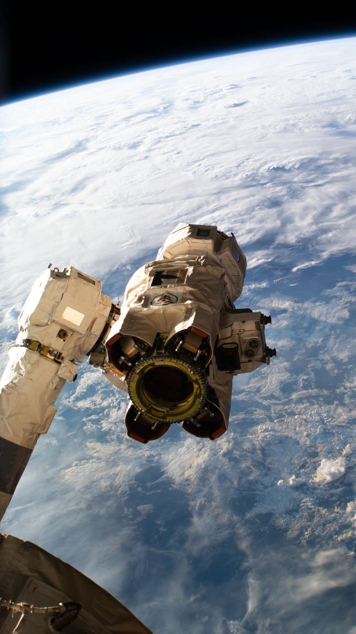 iss067e043497 (May 13, 2022) --- The Leading End Effector (LEE) is the portion of the Canadarm2 robotic arm that captures visiting cargo craft such as Northrop Grumman's Cygnus space freighter when commanded by an astronaut aboard the International Space Station. Mission controllers on the ground then take over and remotely guide the Canadarm2, with the captured cargo craft in the LEE's grip, and carefully install the vehicle to common berthing mechanisms on the orbiting lab.