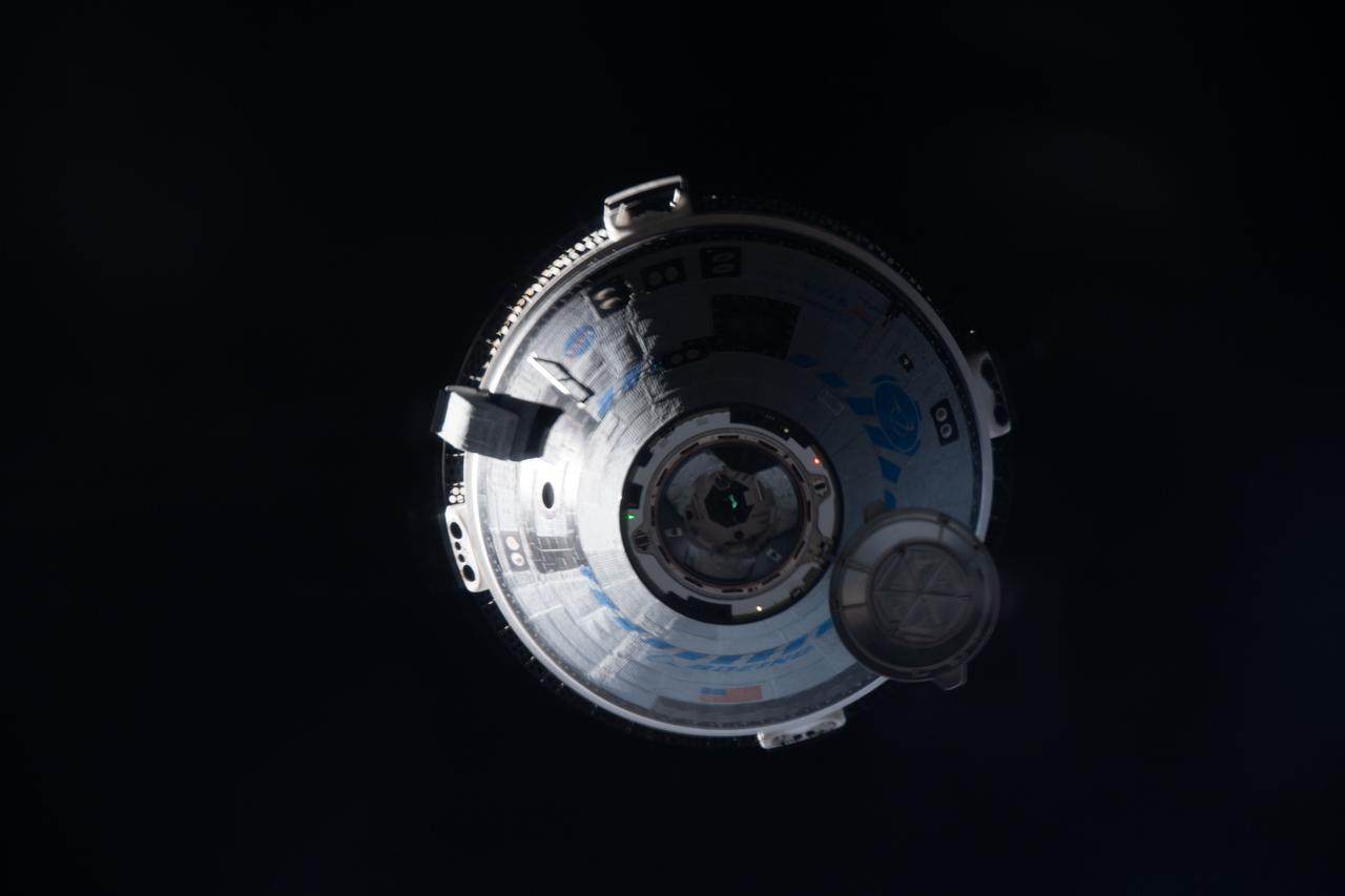 iss067e065846 (May 20, 2022) --- Boeing's CST-100 Starliner crew ship approaches the International Space Station on the company's Orbital Flight Test-2 mission before automatically docking to the Harmony module's forward port.