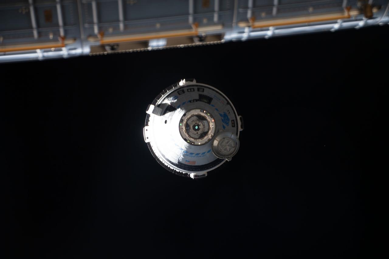 iss067e066717 (May 20, 2022) --- Boeing's CST-100 Starliner crew ship approaches the International Space Station on the company's Orbital Flight Test-2 mission before automatically docking to the Harmony module's forward port.