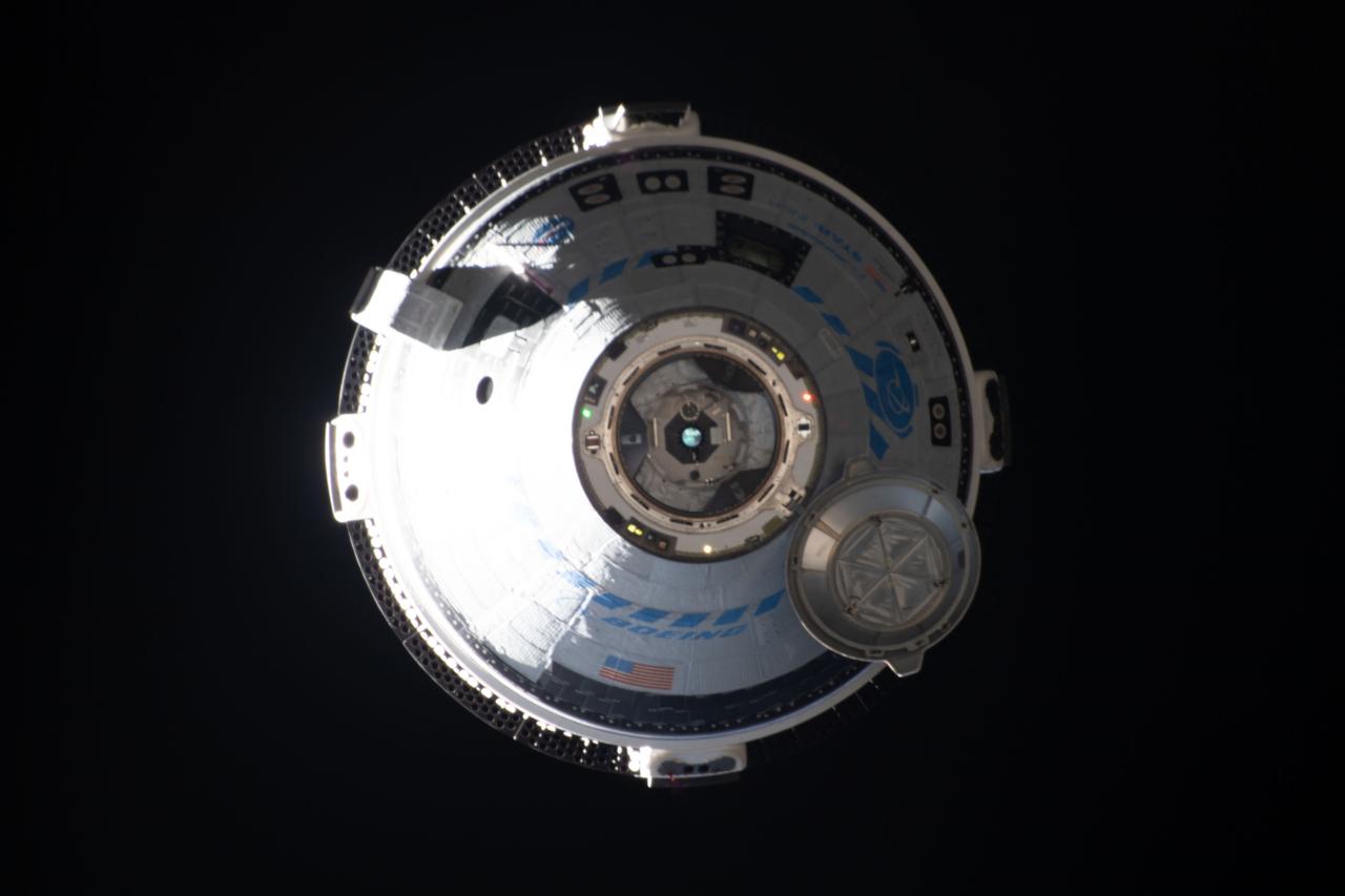 iss067e066721 (May 20, 2022) --- Boeing's CST-100 Starliner crew ship approaches the International Space Station on the company's Orbital Flight Test-2 mission before automatically docking to the Harmony module's forward port.