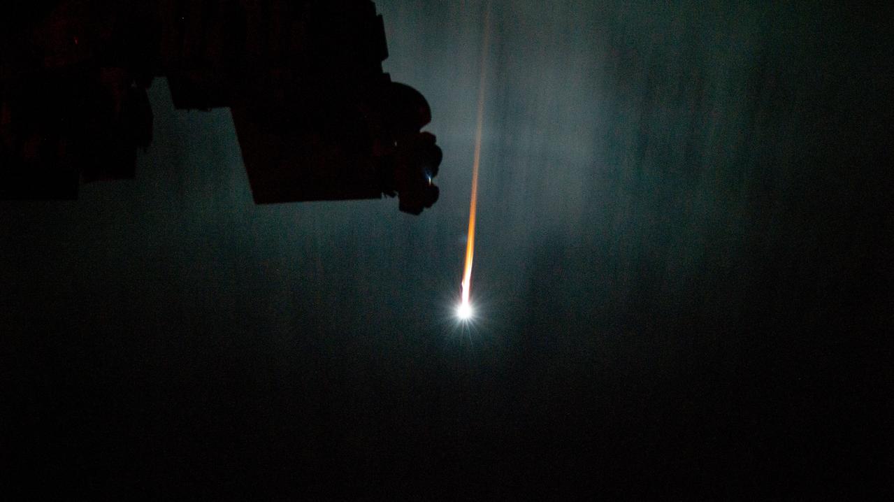 iss067e102149 (June 1, 2022) --- The ISS Progress 79 resupply ship from Roscosmos leaves a plasma trail as it reenters Earth's atmosphere for a fiery, but safe demise above the Pacific Ocean.