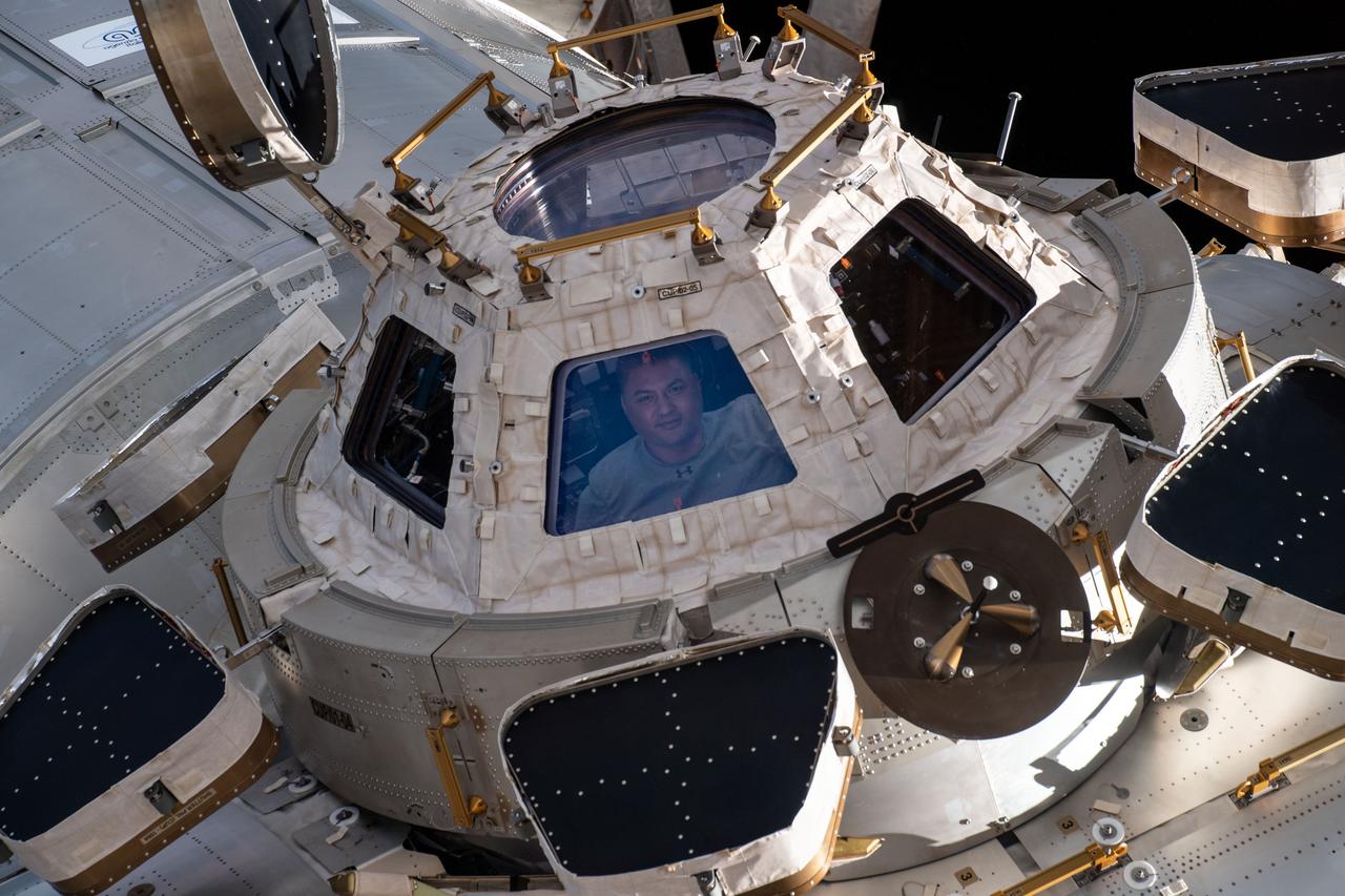 iss067e359897 (Sept. 12, 2022) --- NASA astronaut and Expedition 67 Flight Engineer Kjell Lindgren is pictured looking out from a window on the cupola, the International Space Station's "window to the world." The astronauts use the seven-windowed cupola to monitor the arrival of spaceships at the orbiting lab and view the Earth below.