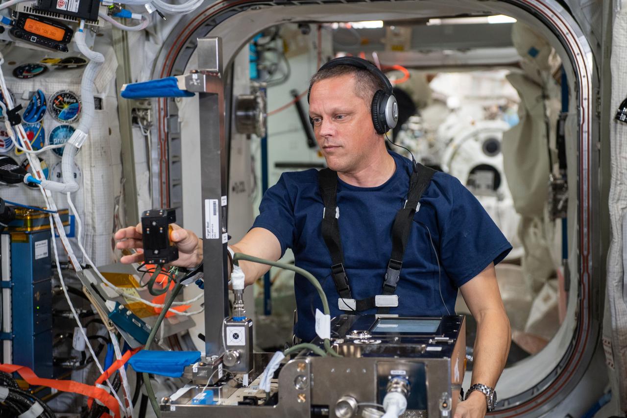 iss067e360648 (July 6, 2022) --- NASA astronaut and Expedition 67 Flight Engineer Bob Hines is seated inside the Columbus laboratory module participating in the GRIP experiment. The investigation explores how astronauts grip and maneuver a specialized device in response to pre-programmed stimuli so scientists can gain insights into a crew member’s cognition and perception during spaceflight.