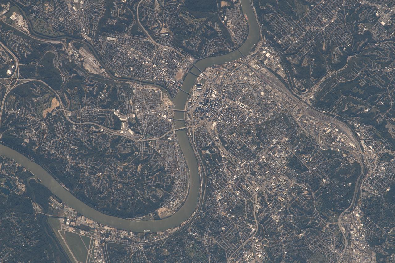 iss068e006622 (Sept. 30, 2022) --- The Ohio River splits the U.S. cities of Cincinnati, Ohio (right), and Covington, Kentucky (left), in this photograph of the International Space Station as it orbited 260 miles above the Buckeye State.